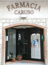 Foto dell'entrata della Farmacia Caruso